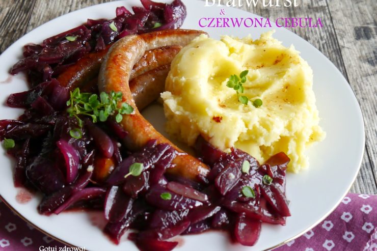 Bratwurst z czerwoną cebulą duszoną w czerwonym winie