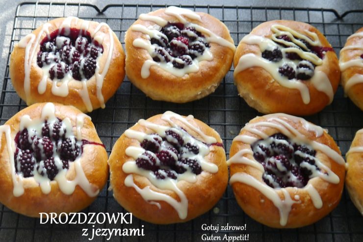 Drożdżówki z jeżynami i białą czekoladą