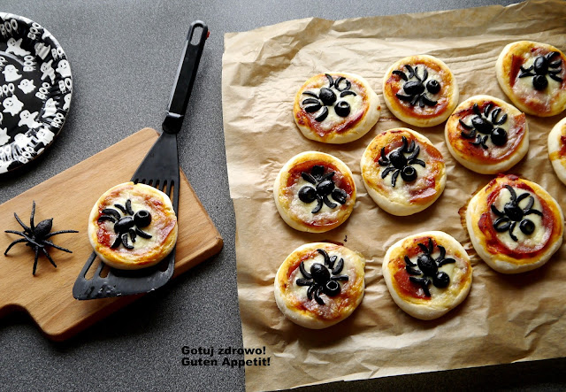 Halloweenowe mini pizze Pająki