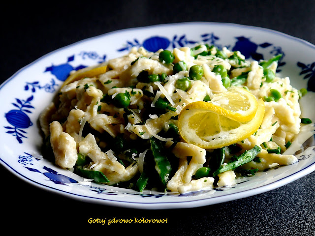 Makaron carbonara z zielonym groszkiem i groszkiem cukrowym