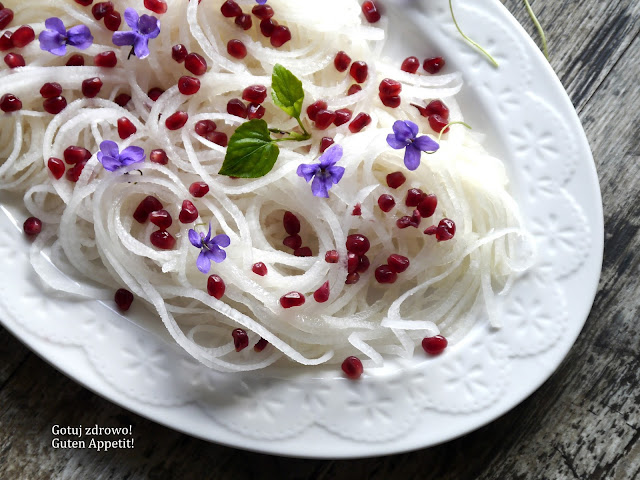 "Spaghetti" z białej rzodkwi, pestek granatu i fiołków — surówka fit