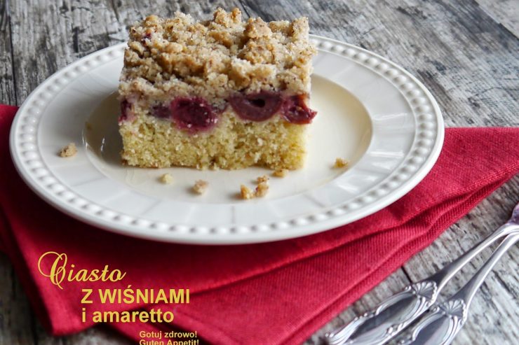 Ucierane ciasto z wiśniami, amaretto i orzechową kruszonką