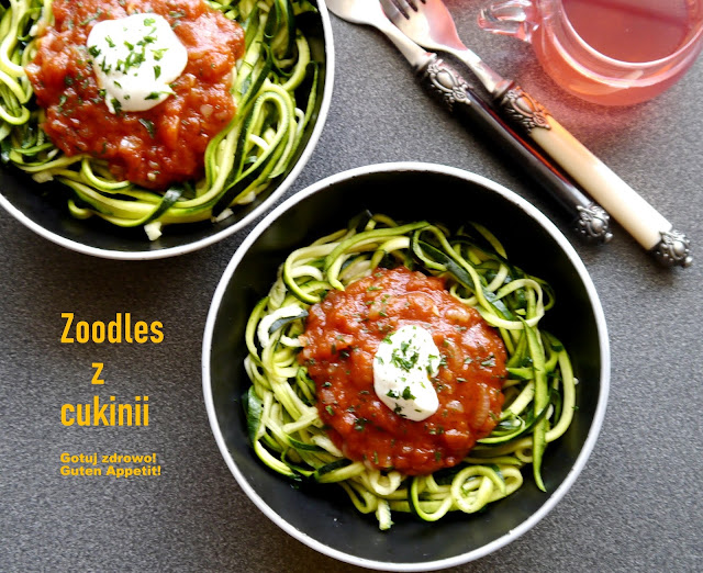 Zoodles z cukinii z sosem pomidorowym