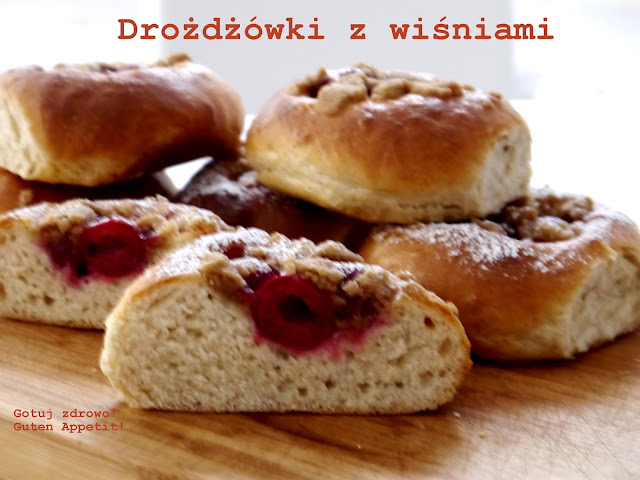 Drożdżówki z wiśniami i cynamonową kruszonką