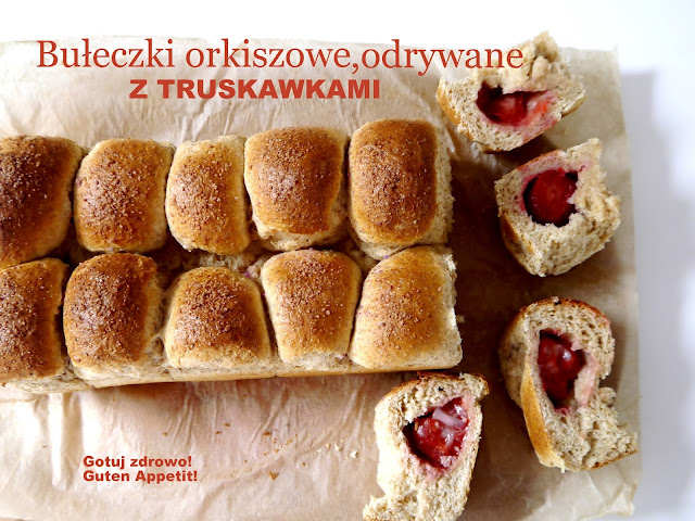 Odrywane, razowe bułeczki orkiszowe z truskawkami