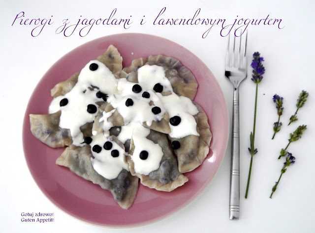 Pierogi orkiszowe z jagodami i lawendowym jogurtem