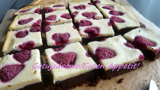 Sernikobrownies z malinami